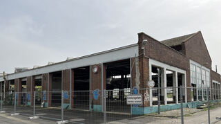 An der ehemaligen Depot-Halle nördlich des Hauptbahnhofs Ludwigshafen ist kaum noch eine Fensterscheibe ganz.