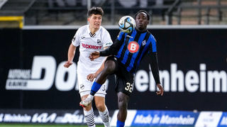 Verls Fabio Gruber (Nr. 2) gegen Kennedy Onyedika Okpala (Nr. 32) beim Hinspiel im November