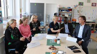 Anke Hofmann (v.l.), Nadja Niestroj, Reinhild Zolg, Dr. Daniela Klee, Dr. Nobila Ouédraogo und Dr. Claus Köster erörtern das Thema HPV-Impfungen.