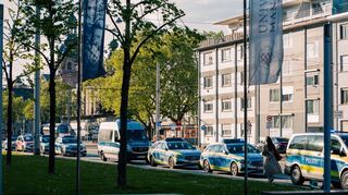 Vor der Universität Mannheim standen zahlreiche Polizeiautos und andere Einsatzfahrzeuge.