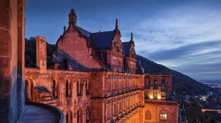 Wenn die Sonne untergeht, erstrahlt das Schloss – seine beeindruckende Kulisse bei Nacht lässt jedes Mal aufs Neue staunen.