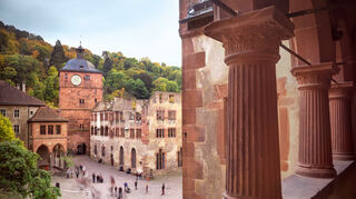 Der idyllische Schlosshof von Heidelberg lädt zum Verweilen ein.