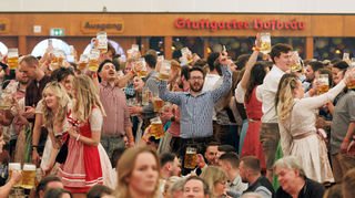 Besucher jubeln nach dem Fassanstich in «Grandls Hofbräuzelt».