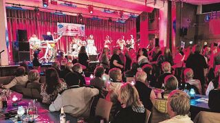 Die Tanzfläche in der Feudenheimer Kulturhalle blieb beim Jubiläumskonzert von Just For Fun nur selten leer.