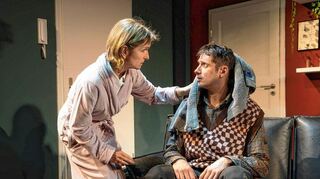 Mutter (Mannschott) und Sohn (Baumgarten) in „Zahltag“.