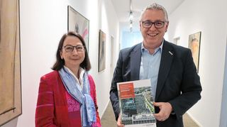 Mannheims Wirtschaftsbürgermeister Thorsten Riehle und Christiane Ram, Fachbereichsleiterin der Wirtschafts- und Strukturförderung der Stadt, mit dem Jahresbericht der Wirtschaftsförderung 2023.
