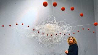 Vielfalt der Linien: Künstlerin Monika Grzymala in der Ausstellung in der Mannheimer Kunsthalle.