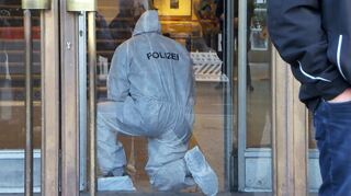 Ein Mitarbeiter der Kriminaltechnik sichert Spuren am Tatort, nachdem Beamte auf einen mit einer Machete bewaffneten Mann geschossen haben.