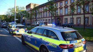 Nachdem die Polizei auf einen mit einer Machete bewaffneten Mann schoss, ermittelt nun das LKA. Der Mann erlag am Dienstagabend seinen Verletzungen.