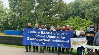 Protest vor der BASF-Hauptversammlung vor dem Mannheimer Rosengarten.