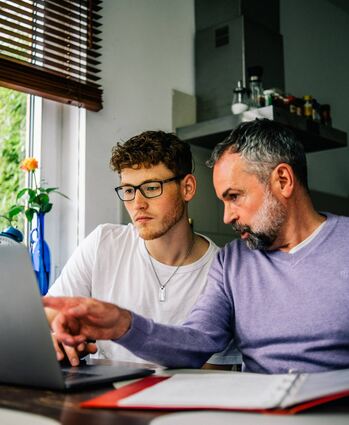 Übertragen Eltern ihr Eigentum frühzeitig auf den Nachwuchs, können sie trotzdem in ihrem vertrauten Zuhause bleiben - mit der Vereinbarung eines Wohnungsrechts zum Beispiel.