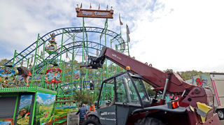 Mit dem 500 Meter langen „Alpen Coaster“ ist eine große Achterbahn am Start. Chef Willi Vorlop packt mit an und sitzt im Teleskop-Gabelstapler.
