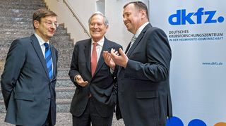 <p>Beim Jahresempfang des dkfz spricht Festredner Prof. Roland Berger (Mitte) mit den Vorständen Prof. Otmar Wiestler (links) und Prof. Josef Puchta.</p>