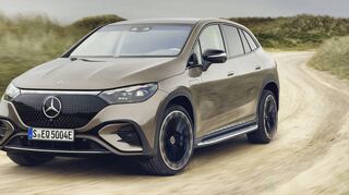 In einem Meer aus dreidimensionalen Sternchen prangt ein großer Stern dominant an der Front. Die Black-Panel-Einheit ist typisch für die Designsprache der vollelektrischen Mercedes EQ-Modelle.