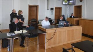 Der Angeklagte mit seinem Verteidiger, Rechtsanwalt Manfred Zipper (r.), und dem Kfz-Sachverständigen Hubert Mrugalla (l.). Der 24-Jährige (Mitte) ist wegen versuchten Mordes angeklagt.