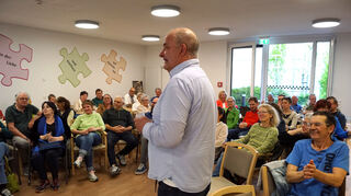 Vorsitzender Stefan Bickmann (Mitte) bei der Mitgliederversammlung.