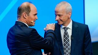 Martin Brudermüller zeigt sich bewegt, als er bei der Hauptversammlung an Markus Kamieth übergibt, den neuen BASF-Chef.