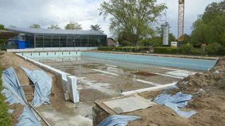 Saisonstart mit Baustelle: Das Schwimmerbecken im Lampertheim Freibad wird gegen ein Edelstahlbecken ausgetauscht.