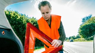 Nach einer Autopanne ist es wichtig, sofort auf die Gefahrenstelle aufmerksam zu machen. Ein Warndreieck hilft.