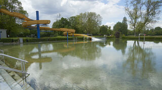 Das Nichtschwimmerbecken mit Rutsche, das in der Freibadsaison ab 15. Mai zur Verfügung steht.
