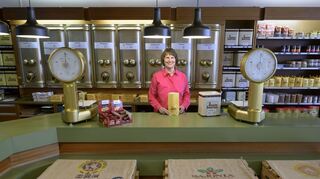 Eva Klinge reicht am Montag die letzten Kaffeebohnen-Packungen über den Tresen. "Janssen Kaffee" schließt am 29. April um 14.30 Uhr.