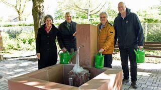 Wasser marsch beim neuen Brunnen: v. l. Erste Bürgermeisterin Diana Pretzell, Karl Hoock, Bernhard Mäder und Andreas Adam auf dem Friedhof Käfertal.