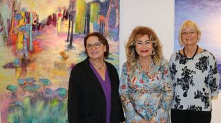 Gerdi Gutperle (Mitte) präsentiert bei der Ausstellung „Traumlandschaften“ Gemälde von Hanne Karch (l.) und Ulrike Schmelter (r.).