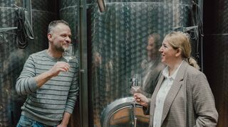 Jürgen und Yvonne Andres bei der Verkostung in ihrem Weinkeller auf dem Weingut Lilienthal.