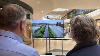Oliver Krebs (l.), Geschäftsführer der Firma V-KON.media GmbH, zeigt Interessierten sein 3D-Modell in der Rhein-Galerie Ludwigshafen.