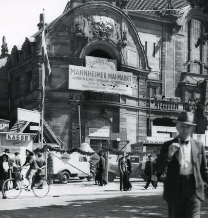 Wiederbeginn vor 75 Jahren: Der erste Maimarkt nach dem Zweiten Weltkrieg findet 1949 im Rosengarten, der noch viele Schäden von Bombardierungen aufweist, und in den benachbarten Straßen statt.