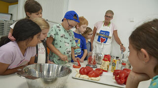 Die Schulbetreuung liegt nach den Sommerferien in den Händen des Lernmobils. Auch dann soll’s eine gute Mischung geben – beim Kochen wie beim Lernen.
