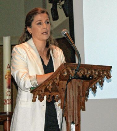 Historikerin Lea Oberländer bei ihrem Vortrag.