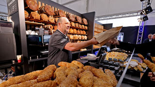Neu zum Maimarkt kreiert: das Maimarkt-Brot von der Ludwigshafener Familienbäckerei Theurer, hier Inhaber Markus Sigle.