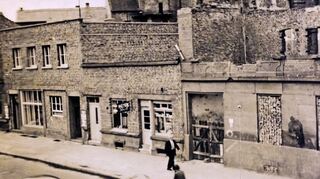 Das Haus in der Mundenheimer Straße 233 wurde im Zweiten Weltkrieg vollständig zerstört. Das Bild zeigt das wieder aufgebaute Geschäft.