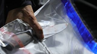Ein Kriminaltechniker stellt ein Messer am Tatort sicher. In Mannheim sind die meisten Angreifer männlich.
