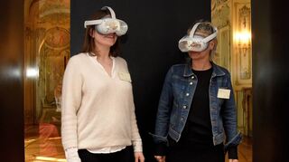 Das kostbare Bibliothekskabinett ist nur durch zwei schmale Scheiben zu sehen – aber jetzt per VR-Brille: Sonja Menold (l.) und Sandra Moritz.