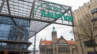 Das Logo der Galeria Kaufhof prangt groß über dem Neumarkt in Chemnitz. Die Filiale ist auch von den Schließungen betroffen (Archivbild).