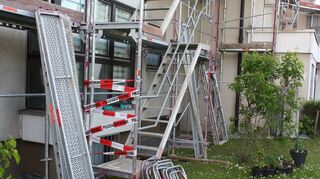 Am darauffolgenden Samstag zeugt um 12 Uhr nur noch ein dünnes Polizeiabsperrband (am Eingang der Leiter, nicht am Unglücksort) davon, dass in der Nacht zuvor an diesem Gerüst ein Mann ums Leben gekommen ist.
