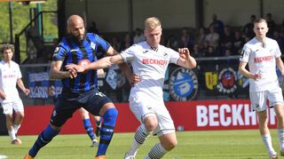 Waldhof-Angreifer Terrence Boyd (l.) rieb sich in Verl in vielen Zweikämpfen auf.