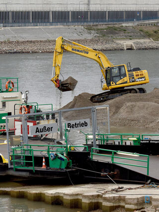 In Zeiten von Niedrigwasser muss regelmäßig die Fahrrinne ausgebaggert werden, um den Fährbetrieb bei Altrip aufrecht zu erhalten. Hier im Jahr 2018