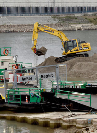 In Zeiten von Niedrigwasser muss regelmäßig die Fahrrinne ausgebaggert werden, um den Fährbetrieb bei Altrip aufrecht zu erhalten. Hier im Jahr 2018