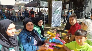 Wollen in Schriesheim ein Zeichen für die Demokratie setzen: Die 2015 aus Afghanistan geflohene Familie Mohammadi mit (v.l.) Saeeda, Faize, Zuhal, Serajuddin, Moqama und Mohammad.