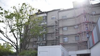 Das Haus auf der Rheinau, das von einem Gerüst umgeben ist. Hier stürzte ein 41-Jähriger aus zwölf Metern in die Tiefe.
