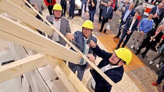Schlagen den symbolisch letzten Nagel beim Richtfest ein (v. l.): Handwerkskammerpräsident Hofmann, Minister Hauk, Oberbürgermeister Specht.