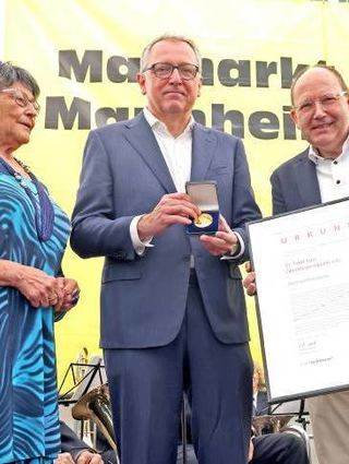 Stefany Goschmann und OB Specht ehren Peter Kurz (Mitte).