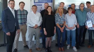 Initiator Rainer Wieland (5.v.r.) stellt im Viernheimer Rathaus das Projekt „Urban-Climate“ vor.