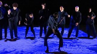 „Navy Blue“ von Oona Doherty rüttelt mit Gesellschaftskritik auf.