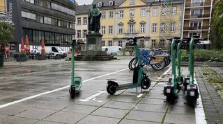 Die ersten Test-Parkplätze wie hier am Dalbergplatz funktionieren laut Stadt gut. In einem Umkreis von 200 Meter davon ist es nicht möglich, die E-Scooter abzustellen – so bleibt nur das korrekte Parken.