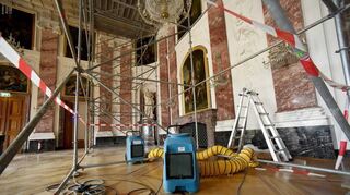 Luftentfeuchter im Rittersaal, wo das Gerüst jetzt seit Montag ganz abgebaut ist und nun das Parkett geprüft wird.