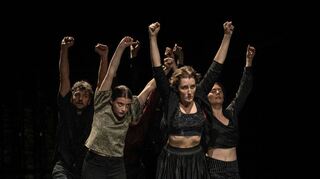 Finale mit einer Persiflage auf zeitgenössischen Tanz: Das Schauspiel-Ensemble des Theaterhauses Jena, das mit „Die Hundekot-Attacke“ bundesweit Beachtung fand – auch beim Heidelberger Stückemarkt und dem Berliner Theatertreffen.